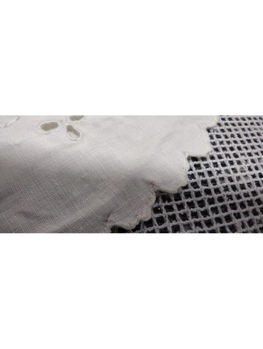 Vintage 9.5 Round Circle White Placemat Linen Bow Eyelet Fine Cotton Scalloped